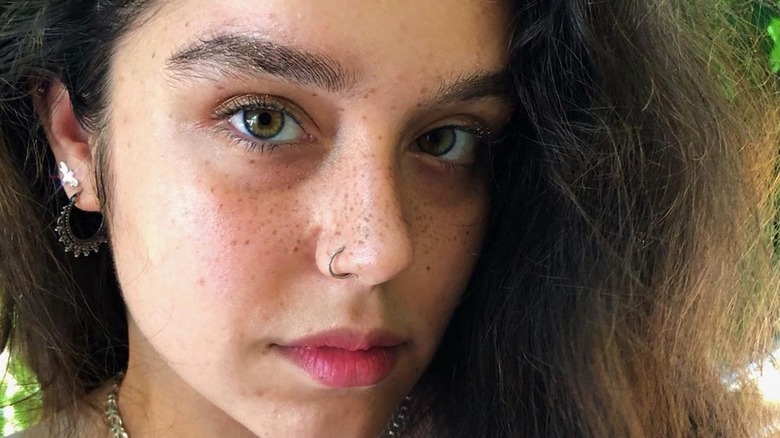 Applying glitter mascara