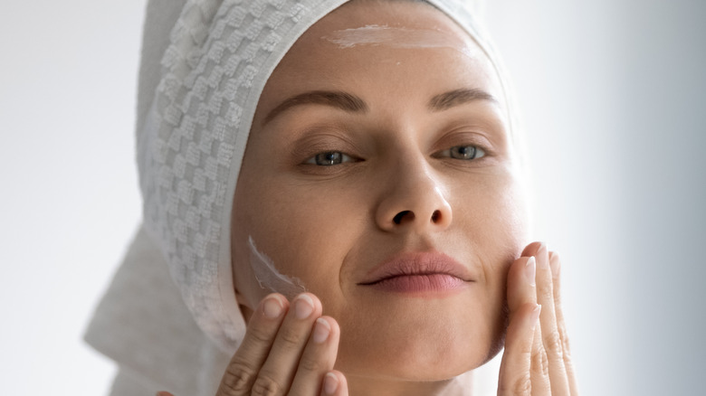 woman do skincare