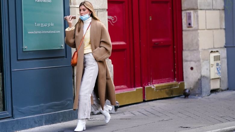 Woman wearing light gray jeans