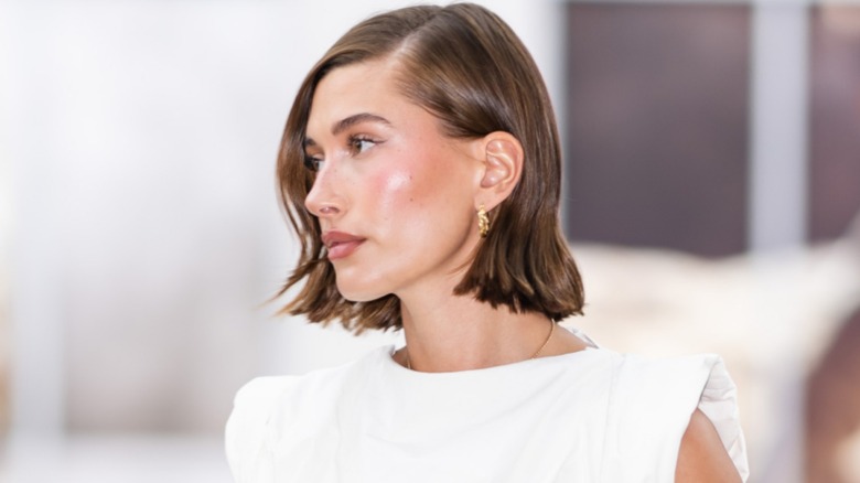 Hailey Bieber peach girl summer makeup