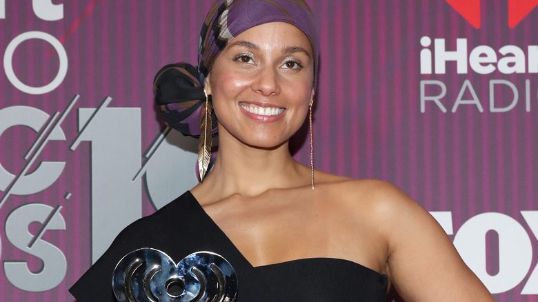 Alicia Keys head wrap