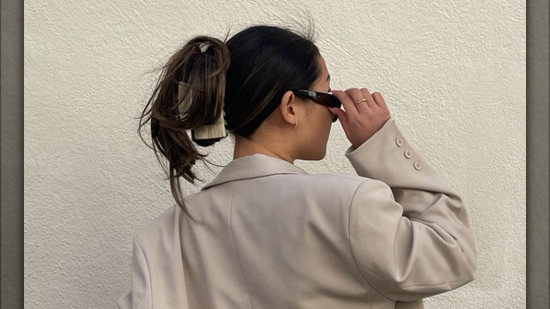 Voluminous claw clip style