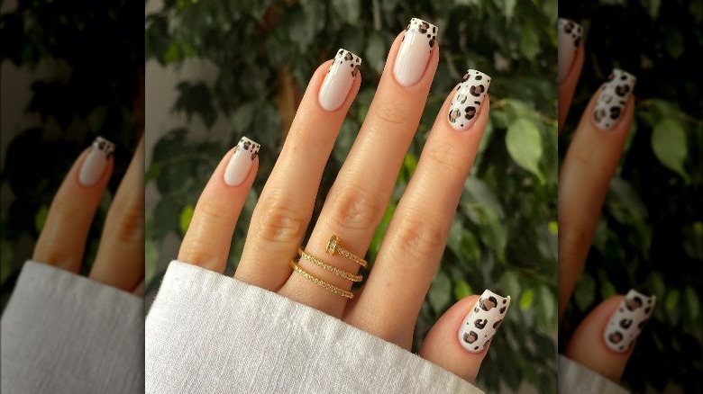 Manicure with leopard print tips