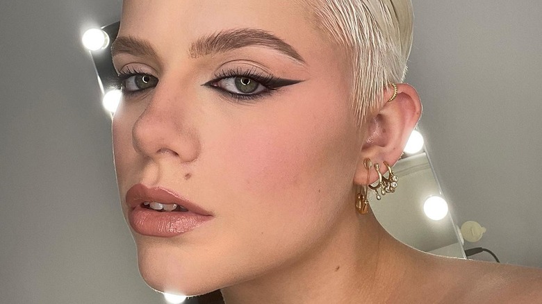 Defined eyebrows and eyeliner