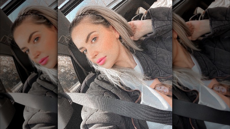 Girl wearing zig-zag headband.