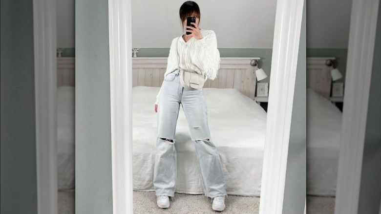 Wide leg jeans with sneakers