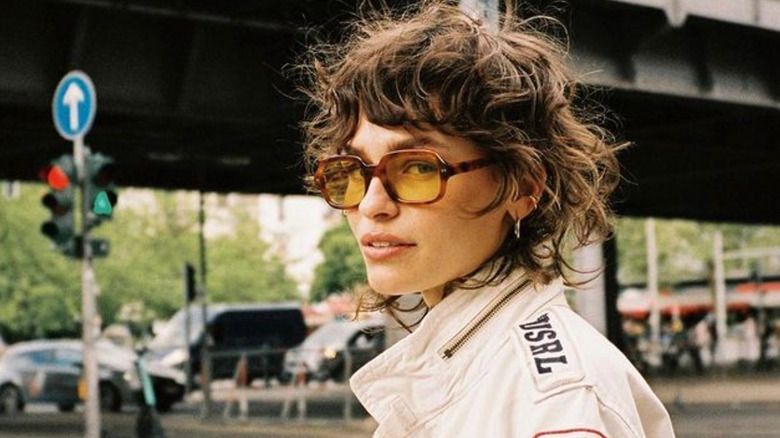 brunette wearing tortoise shell sunglasses