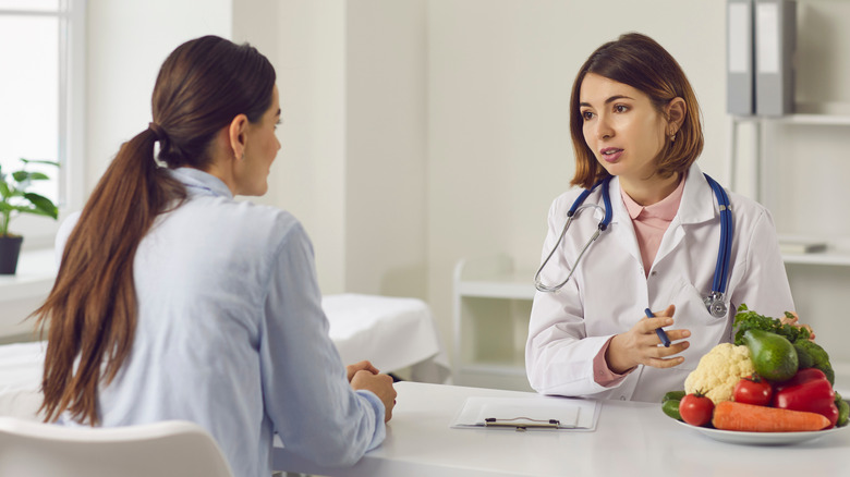 nutritionist with patient