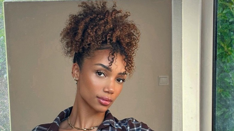 Face-framing wispy curtain bangs