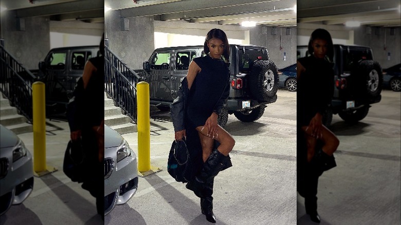 Girl wearing an all-black outfit with wedge boots