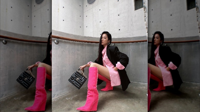 Girl wearing wedge boots with oversized blazer