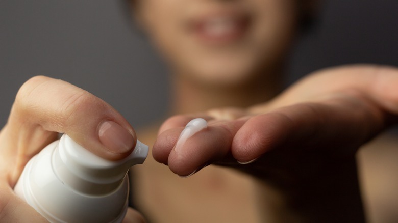 woman applying hydroquinone to finger