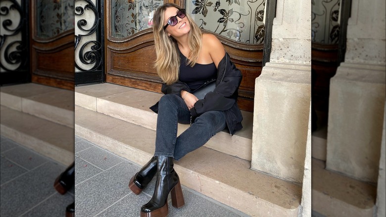 Woman wearing an all-black outfit.