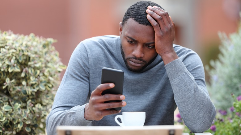 man using the grindr dating app