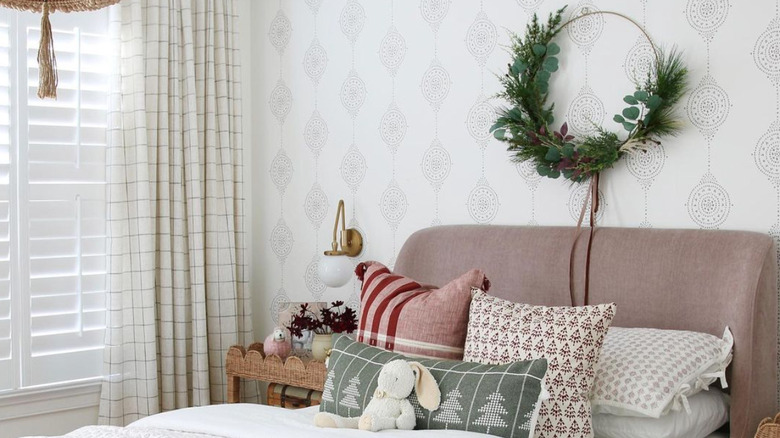 girls room with metal wreath