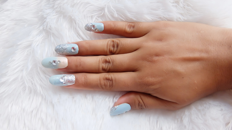 Snowy 3D nail art