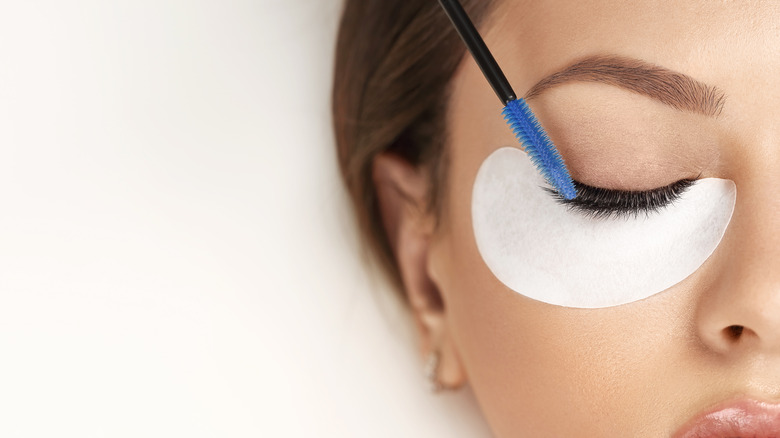 woman getting lash extensions