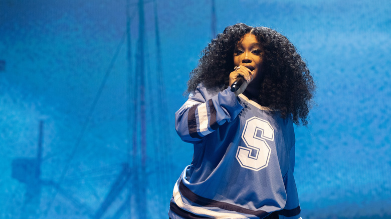 SZA performing