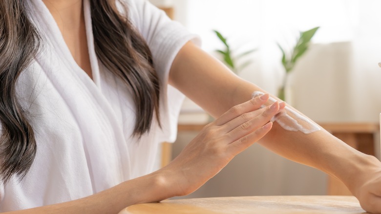 woman applying sunscreen on her arm