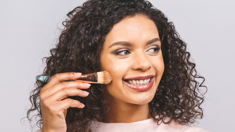 woman applying matte foundation