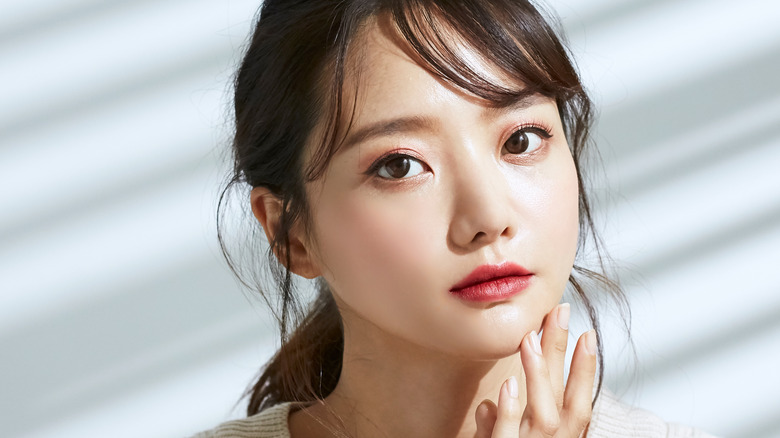 woman using lipgloss