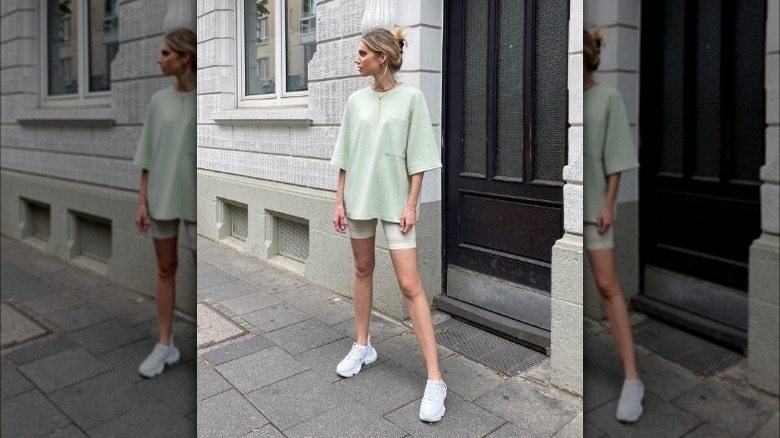 Bike shorts with oversized t-shirt outfit