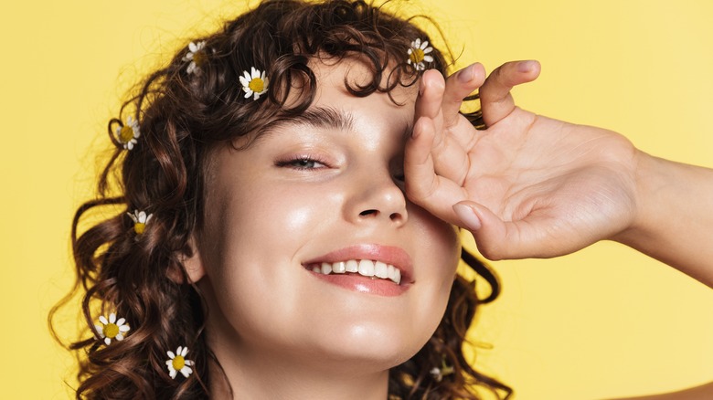 woman with curls and daisies
