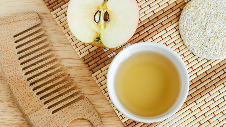 Apple cider vinegar and a comb
