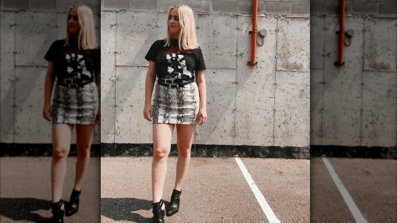 Woman wearing two belts with tee and skirt 