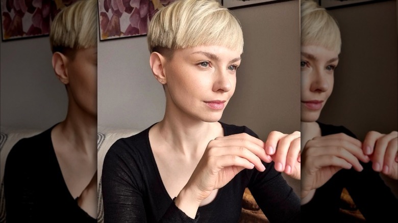 Woman with blond bowl cut hairstyle