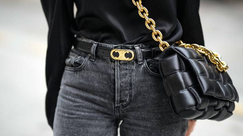 Woman wearing boyfriend jeans and belt