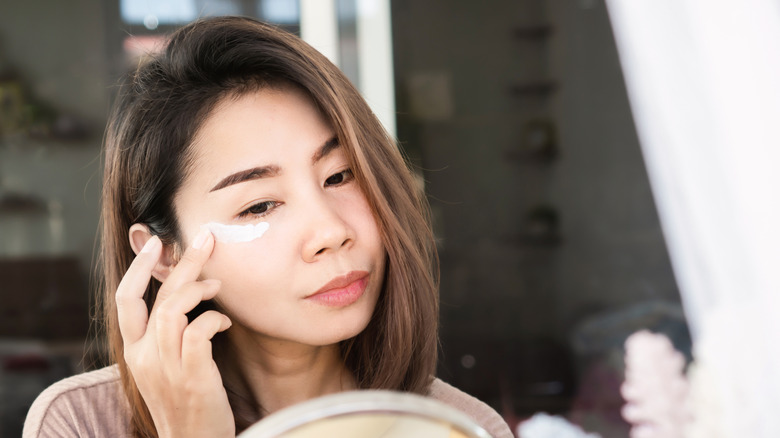 Moisturizing under eyes