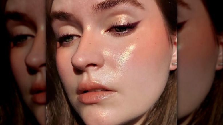 Gold highlighter wet look