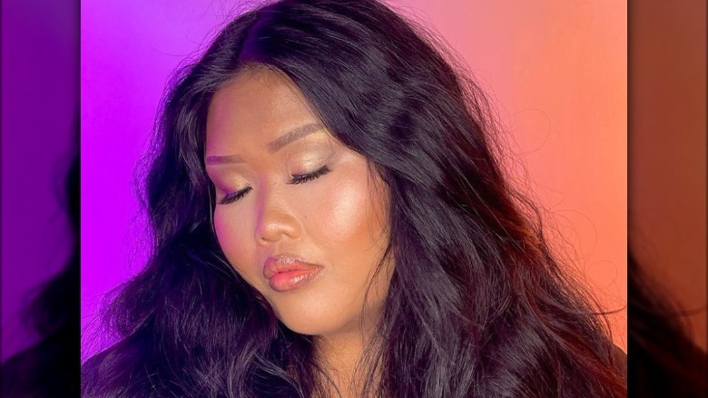 Hawaiian girl in gold highlighter 