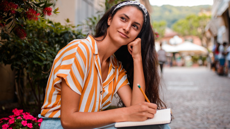 woman writing a handwritten letter