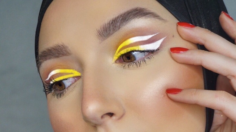 White and yellow LED eyeliner look