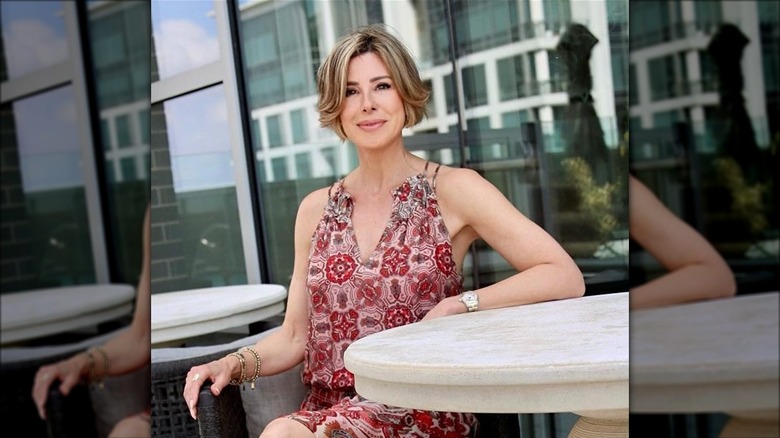 woman with flared curtain bangs