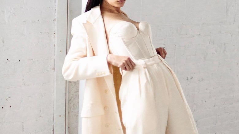 Woman wearing an all-white outfit