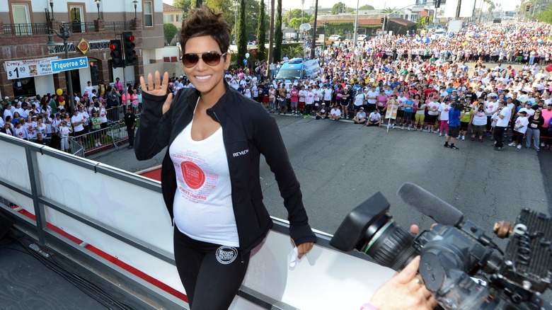Halle Berry waving at NYC marathon