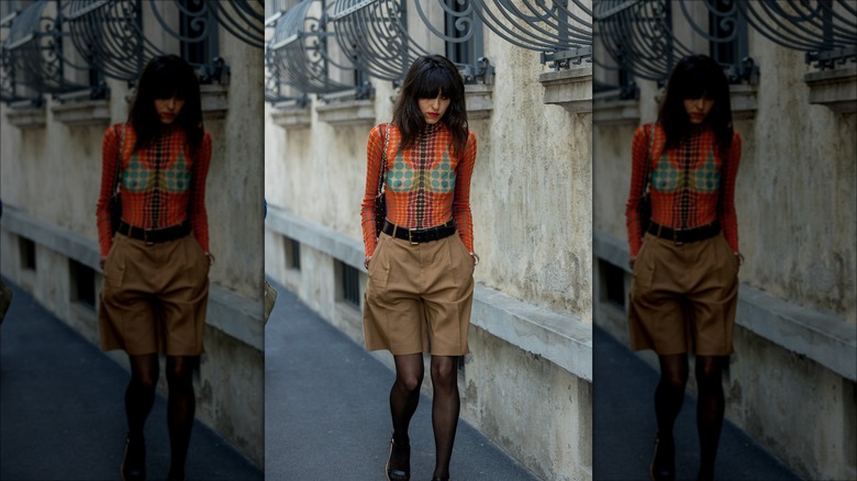 woman wearing printed top and bermudas