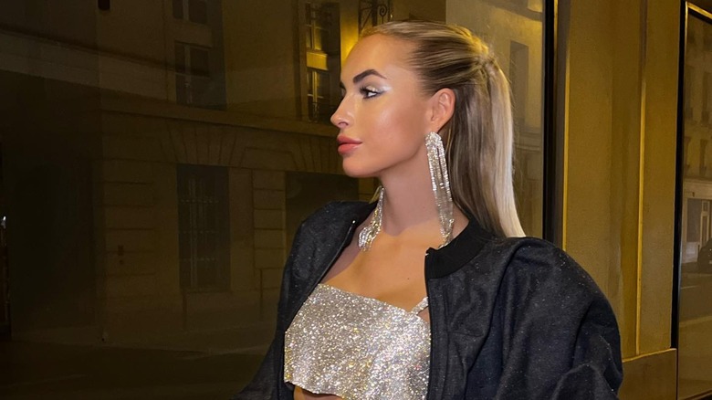 woman wearing higlighter