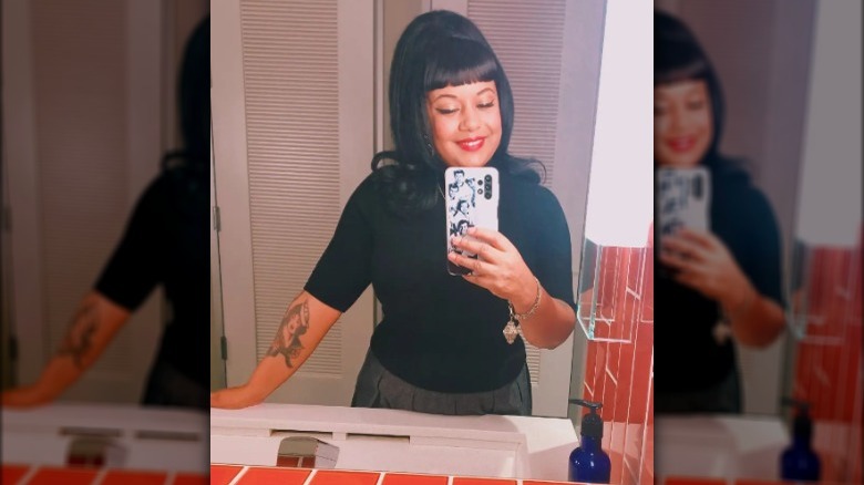 girl with 60s hair mirror selfie