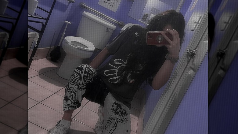 Person capturing grunge outfit selfie