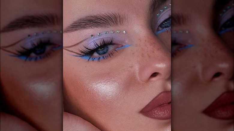 Icy highlighter on cheekbones 