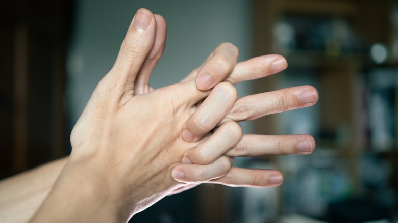 Hands cracking joints
