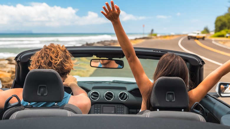 couple on a roadtrip