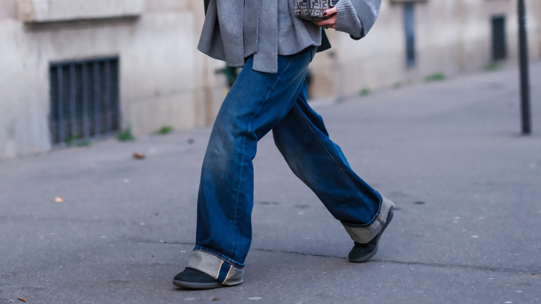 Baggy cuffed dark blue jeans