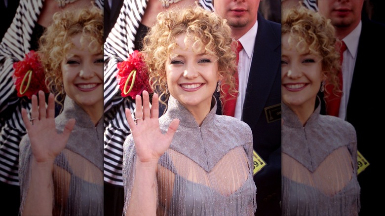 Kate Hudson smiling and waving at the 2001 Academy Awards