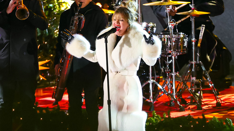 Kelly Clarkson at the 2023 Rockefeller Christmas Tree Lighting