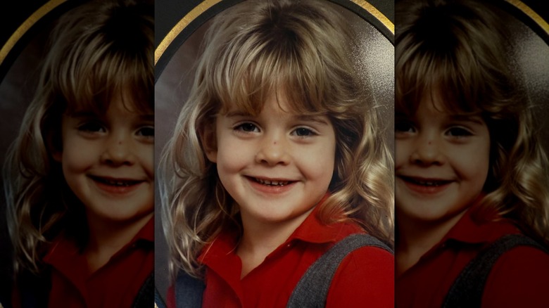 Kelly Osbourne with her natural gold hair color in a photo-booth reel